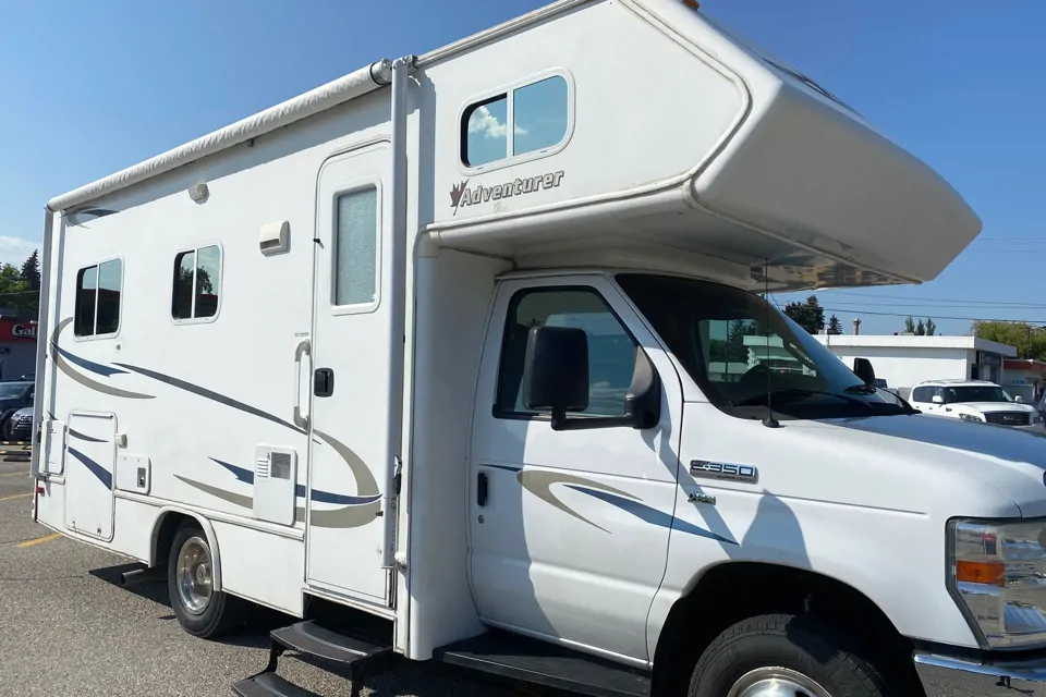 2010 Adventurer M-240DB - Calgary RV Rental