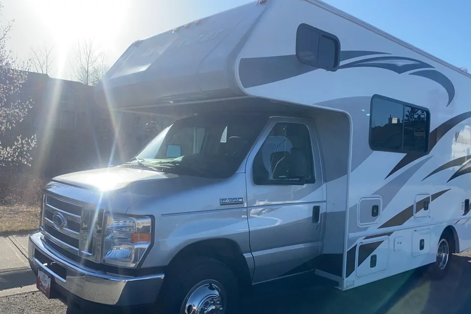 2018 Adventurer M-23RB - Calgary RV Rental